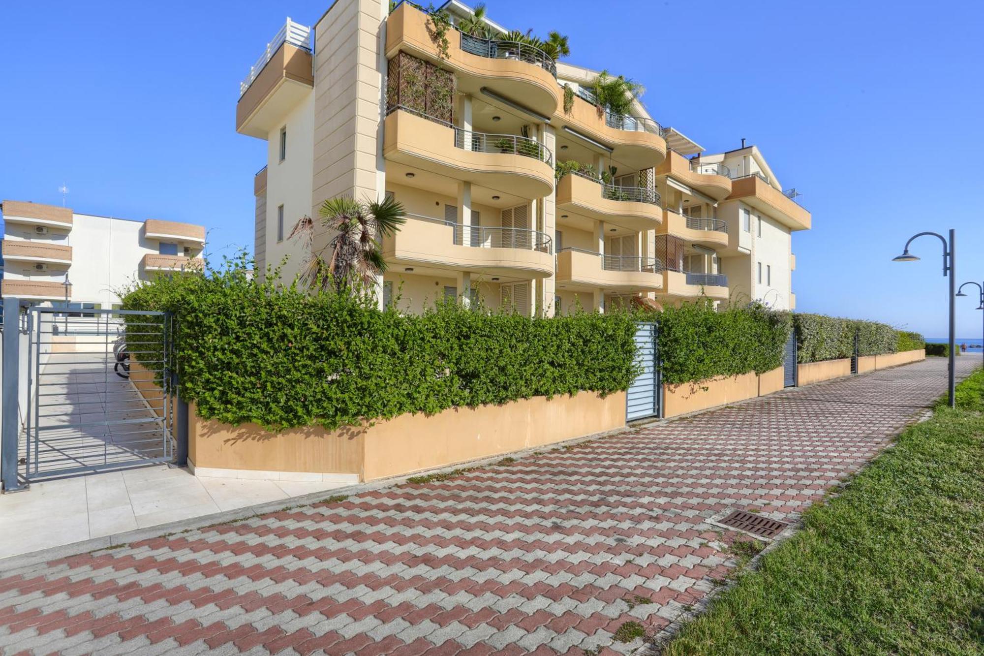 Mazzarosa Residence Roseto Degli Abruzzi Exterior foto